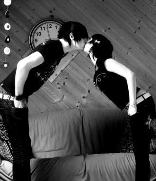 emo_kisses_by_dunkler_13.jpg